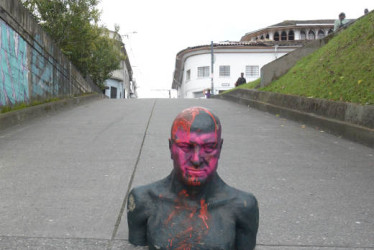 En las marchas de ese día destruyeron un busto.