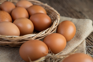 La producción de huevos en Colombia pasó de 14 mil 606 millones de unidades en el 2018 a 16 mil 250 millones en el 2022. Según la Encuesta Nacional de Presupuestos de los Hogares, el 78,1% de las casas compran este producto, lo que lo convierte en el principal alimento de la canasta familiar.