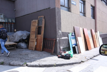 Tablas y muebles son puestos semanalmente en los andenes de la carrera 25 con calle 17.  Foto Luis Fernando Trejos /Q'HUBO