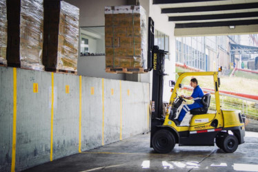 La Industria Licorera de Caldas fortalece sus capacidades físicas y técnicas, con inversiones en los últimos 4 años por alrededor de $ 50 mil millones referentes a la optimización de almacenamiento, modernización de líneas de producción y transformación digital y tecnológica, que le permiten agilizar sus procesos y aumentar su competitividad.