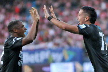 Los jugadores del Deportivo Pereira celebran uno de los tres goles que le convirtieron al Junior en Barranquilla.