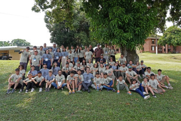 Participantes del Cuarto Encuentro Departamental de Clubes de Avistamiento de Aves en el Centro Recreacional Santágueda de Confa, en Palestina (Caldas).