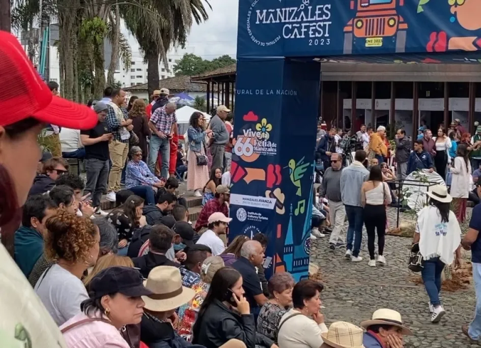 El Manizales Cafest cuenta con un espacio para que los visitantes escuchen música en vivo.