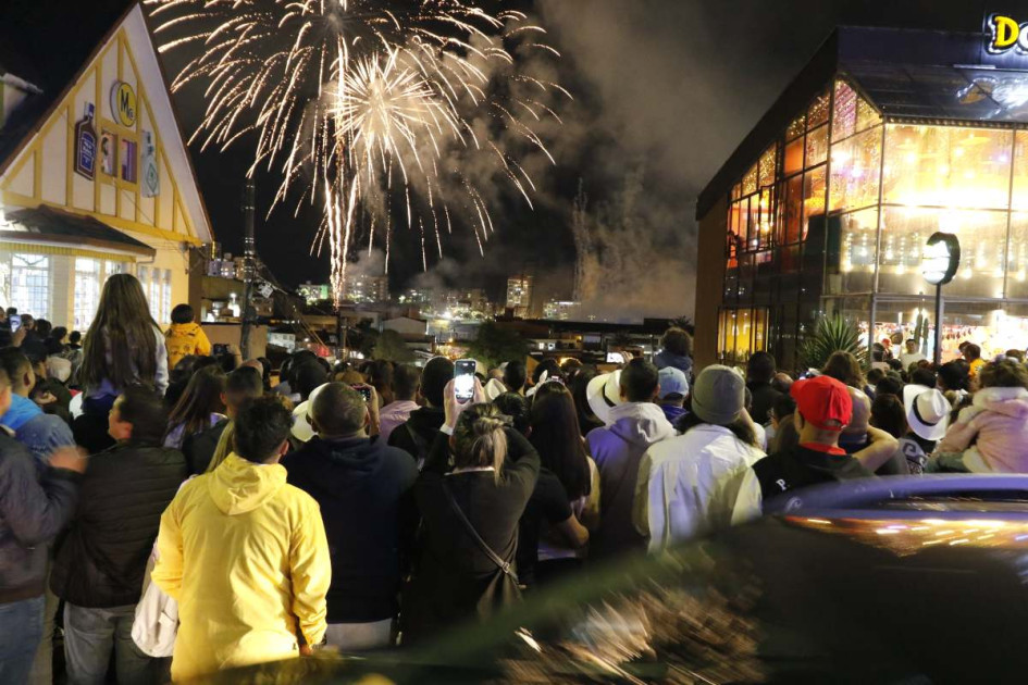 Los ciudadanos se ubicaron en diferentes calles de la ciudad para apreciar los pirotécnicos.