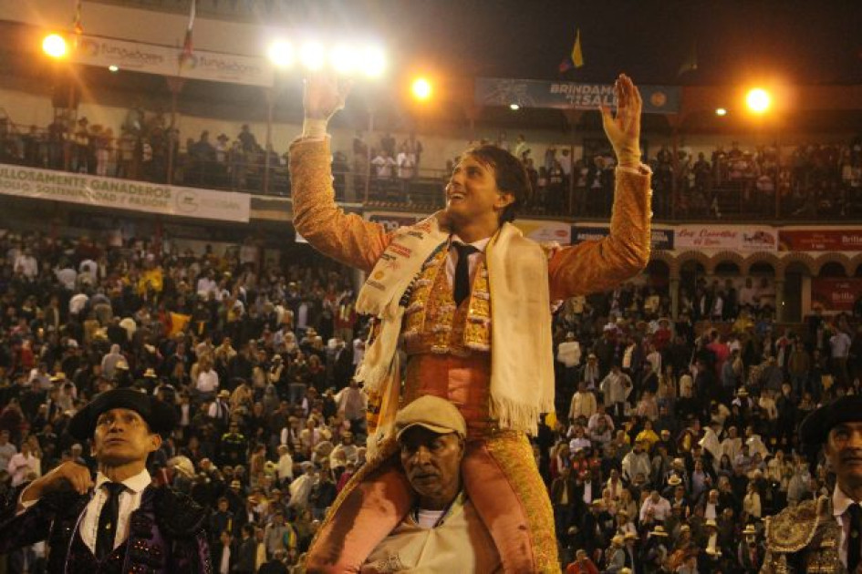 El torero peruano Andrés Roca Rey salió en hombros ayer de la Plaza de Toros de Manizales luego de cortar las dos orejas del toro Perdicero, de 456 kilos, de la ganadería de Ernesto Gutiérrez.