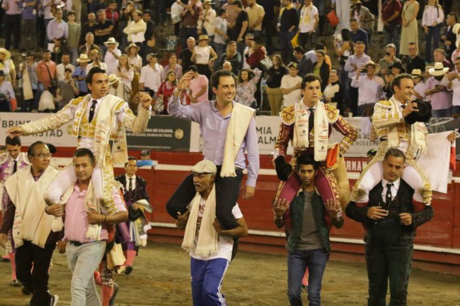 10 orejas cortaron ayer en total Antonio Ferrera, Daniel Luque y Juan de Castilla a los ejemplares de la ganadería de Juan Bernardo Caicedo. Los aficionados disfrutaron de la tarde en la Plaza de Toros de Manizales. Así salieron por la puerta grande con Juan Bernardo Caicedo hijo.
