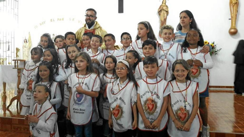 Foto | Rubén Darío López | LA PATRIA En un acto de fe católica y con el acompañamiento del sacerdote Nestor Iván López Marulanda, padres de familia, catequistas y monjas del Monasterio de la Visitación en Pensilvania, 52 niños y adultos fueron consagrados al Sagrado Corazón de Jesús como parte de las actividades de la Parroquia Nuestra Señora de Los Dolores a cargo del párroco José Libardo Flórez Cortés.