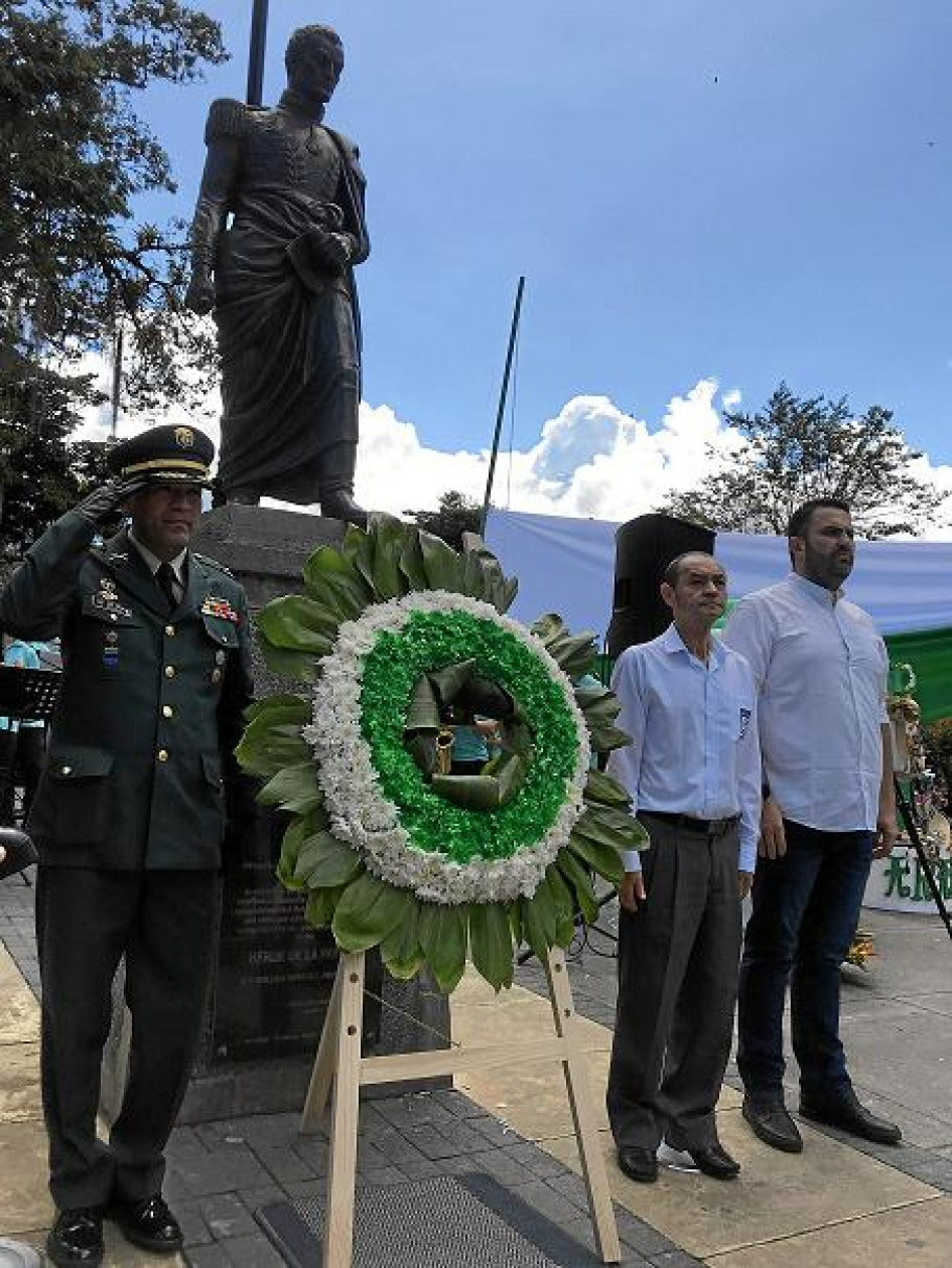 Foto | Diego Salgado | LA PATRIAEl alcalde de Aranzazu, José Lisímaco Amador, y el comandante del Batallón Ayacucho, coronel José Francisco Candela, pusieron una ofrenda floral junto a la estatua del Libertador Simón Bolívar con motivo del cumpleaños 169 del municipio que se celebró el pasado 9 de noviembre.
