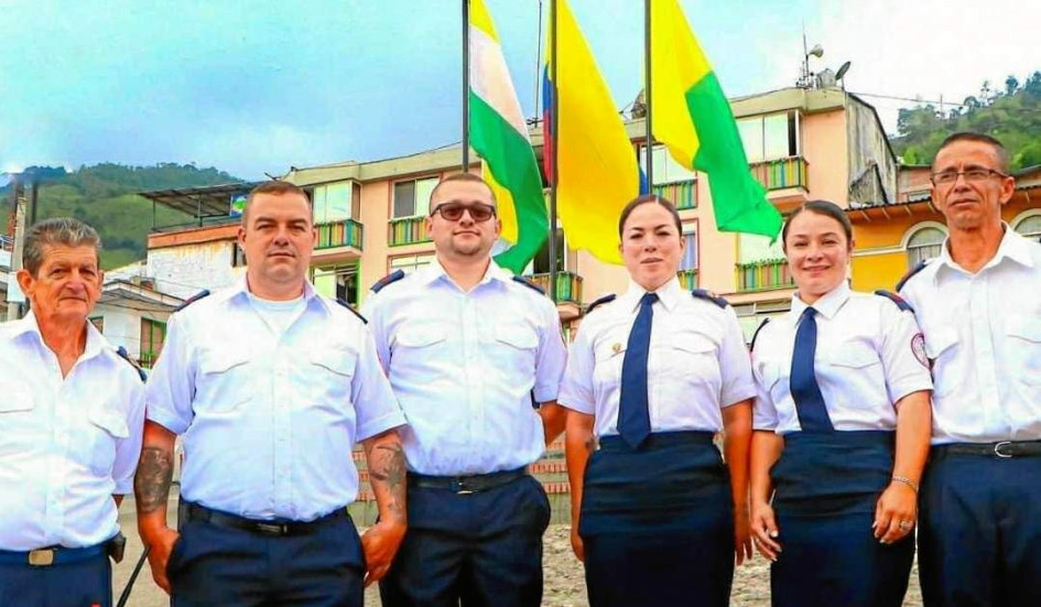 Foto | Archivo particular | LA PATRIA En Manzanares le hicieron un reconocimieto al Cuerpo de Bomberos. En la imagen Luis Ángel Aristizábal, Jhon Fredy González, Víctor Alfonso Castro, Diana Raquel González, Mónica Amaya y José Islén Quiceno.