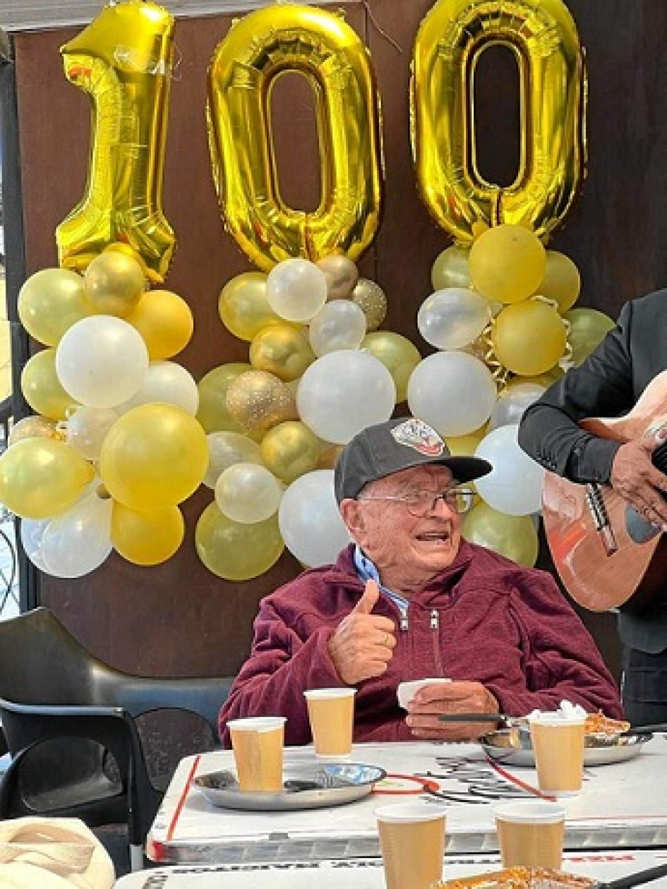 Foto | Archivo Familiar | LA PATRIA Arsecio Rozo Cortés cumplió 100 años años el pasado 29 de diciembre. Sus familiares y amigos del barrio Chipre se los celebraron con una reunion que disfruto el homenajeado.