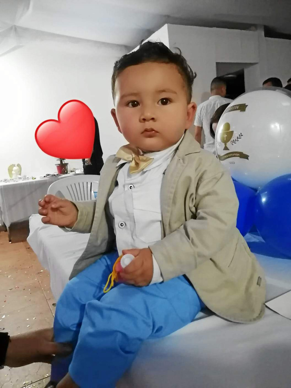 El bautizo del niño Emiliano Sánchez Barco en la Iglesia del barrio El Carmen. Sus familiares celebraron con una reunion familiar.