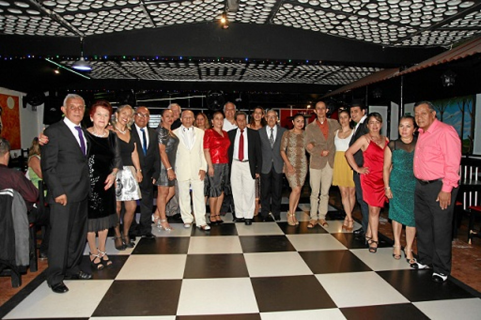 Grupo de bailarines de tango, fox y milonga.