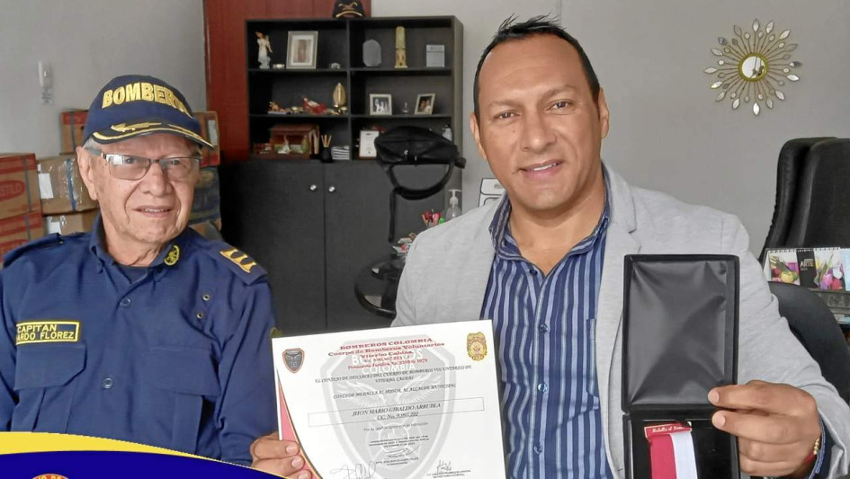 Foto | Cortesía | LA PATRIA El Cuerpo de Bomberos Voluntarios del municipio de Viterbo realizó un reconocimiento de Medalla al Honor al alcalde Jhon Mario Giraldo Arrubla por su gestión y apoyo en pro del Cuerpo de Bomberos del municipio.