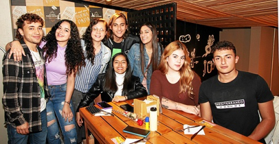En el restaurante La Patatería se celebró el cumpleaños de Natalia Giraldo Ospina. En la imagen Natalia Giraldo en compañía de Jacobo Gutiérrez Acosta, Sebastián Betancurt, María Paula Escobar, Natalia Rodríguez, Sofía Morales, Melisa Giraldo y Juan José Bañol.