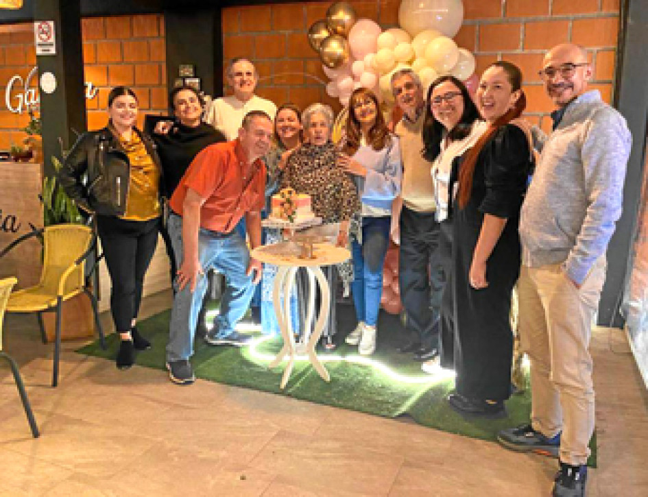 Foto | Cortesía | LA PATRIA En la foto la acompañan: Natalia Echeverry Bedoya, Martha Cecilia Correa Ochoa, Nestor Guillermo Herrera Correa, Daniela Echeverry Bedoya, Ligia, Olga Lucía Correa Díaz, Alberto Correa Hincapié, Laura Henao Correa, Lucerito Correa León y Jorge Humberto Correa Díaz. Adelante: Bernardo Echeverry Correa.