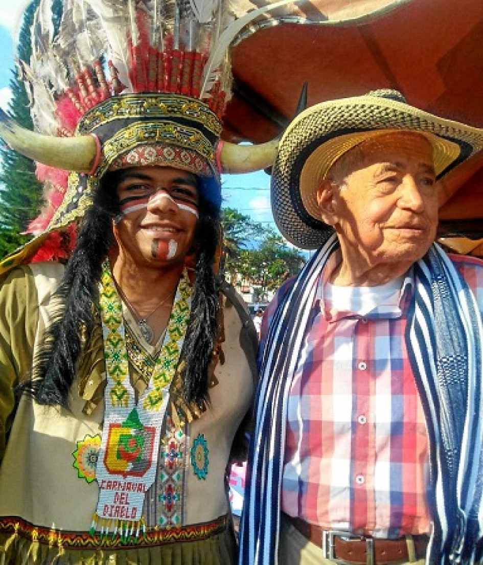 Foto | Leonidas Guerrero | LA PATRIA El nieto del Indio Comanche, José Manuel Correa y Darío Trejos "El Buque" recibieron un homenaje de parte del colectivo carnavalero Matachinocracia. Darío Trejos, sigue promocionando, defendiendo la tradición cultural y la literatura carnavalera. La actividad se hizo en el atrio del templo de La Candelaria. Foto | Leonidas Guerrero | LA PATRIA El nieto del Indio Comanche, José Manuel Correa y Darío Trejos "El Buque" recibieron un homenaje de parte del colectivo carnavalero Matachinocracia. Darío Trejos, sigue promocionando, defendiendo la tradición cultural y la literatura carnavalera. La actividad se hizo en el atrio del templo de La Candelaria.