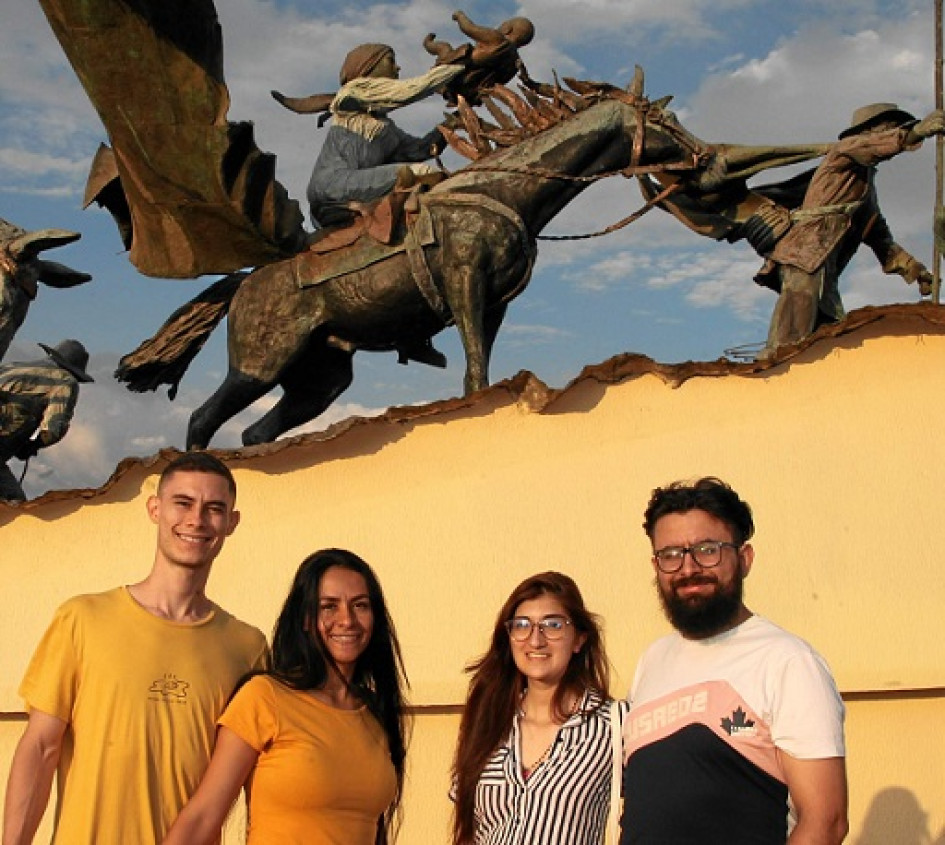 Foto | Argemiro Idárraga | LA PATRIA Juan David Aristizábal, Zoraida Castrillón, María Márquez y Cristian Bedoya, de visita en el monumento a los Colonizadores.