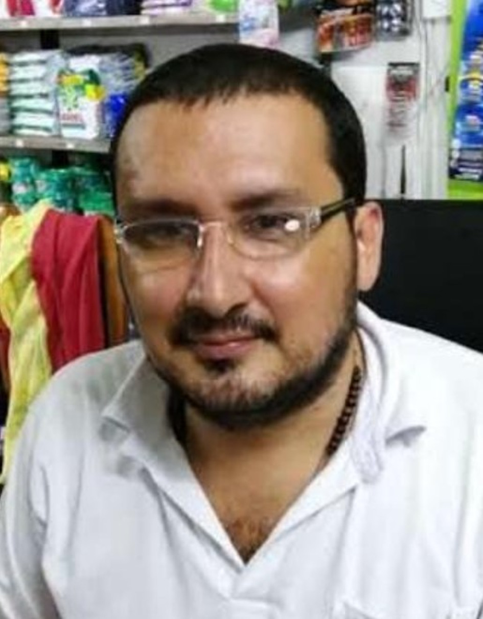 Foto | Rubén Darío López | LA PATRIA Wilton Dairo Morales Cifuentes, reconocido comerciante del corregimiento de Pueblo Nuevo (Pensilvania), falleció en Bogotá a causa de una enfermedad. Morales era administrador de la distribuidora Guantánamo en Pueblo Nuevo, donde fue apreciado por su don de gentes y servicio a la comunidad. Sus exequias se cumplieron en el cementerio San Vicente de Paúl de Pensilvania, a donde llegaron familiares y amigos para despedirlo. Paz en su tumba. Foto | Rubén Darío López | LA PATRIA Wilton Dairo Morales Cifuentes, reconocido comerciante del corregimiento de Pueblo Nuevo (Pensilvania), falleció en Bogotá a causa de una enfermedad. Morales era administrador de la distribuidora Guantánamo en Pueblo Nuevo, donde fue apreciado por su don de gentes y servicio a la comunidad. Sus exequias se cumplieron en el cementerio San Vicente de Paúl de Pensilvania, a donde llegaron familiares y amigos para despedirlo. Paz en su tumba.