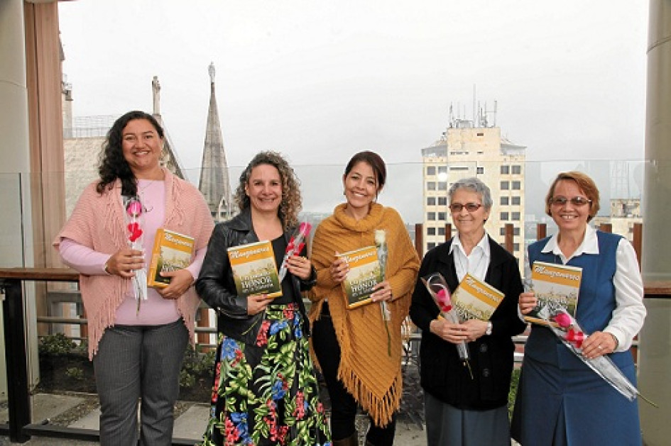 Fotos | Argemiro Idárraga | LA PATRIA Diana María Cardona García, secretaria de Educación de Caldas; Paula Londoño Vallejo, secretaria de Cultura de Caldas; Ivonne Paola Mendoza Niño, gerente agencia cultural Banco de la República; Sor Sandra María Restrepo y Sor Fanny Zapata, de la Librería Las Paulinas. Recibieron en el Día de la Mujer el libro: Manzanares Un Pasado Honor en la Historia, del periodista y escritor Óscar Gaviria Valencia.