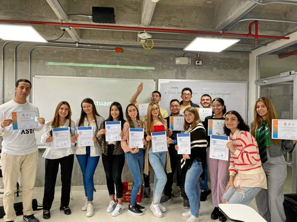 Estudiantes de la Universidad Autónoma de Manizales recibieron el título de beca de Movilidad internacional de voluntariados interculturales (MIVI), que les permitirá postularse a proyectos de voluntariados en el mundo. También recibieron su beca por parte de la Universidad Autónoma los del programa Delfín, para realizar una pasantía de investigación en el verano.