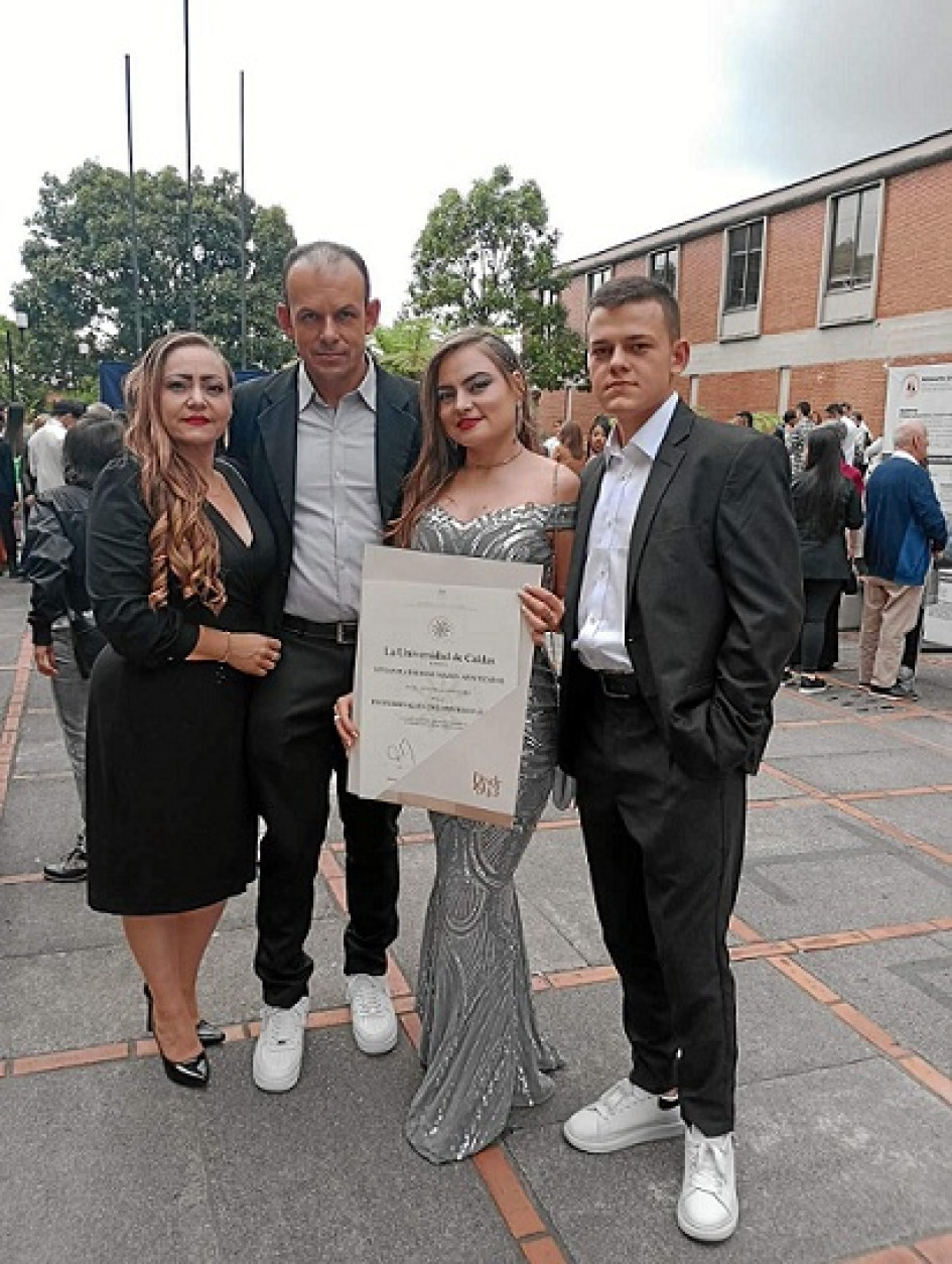Foto | Cortesía | LA PATRIA Vivían Katherine Marín Aristizábal recibió el título como profesional en desarrollo familiar por parte de la Universidad de Caldas. Le acompañaron sus padres Blanca y Fernando; y su hermano Luis Fernando.