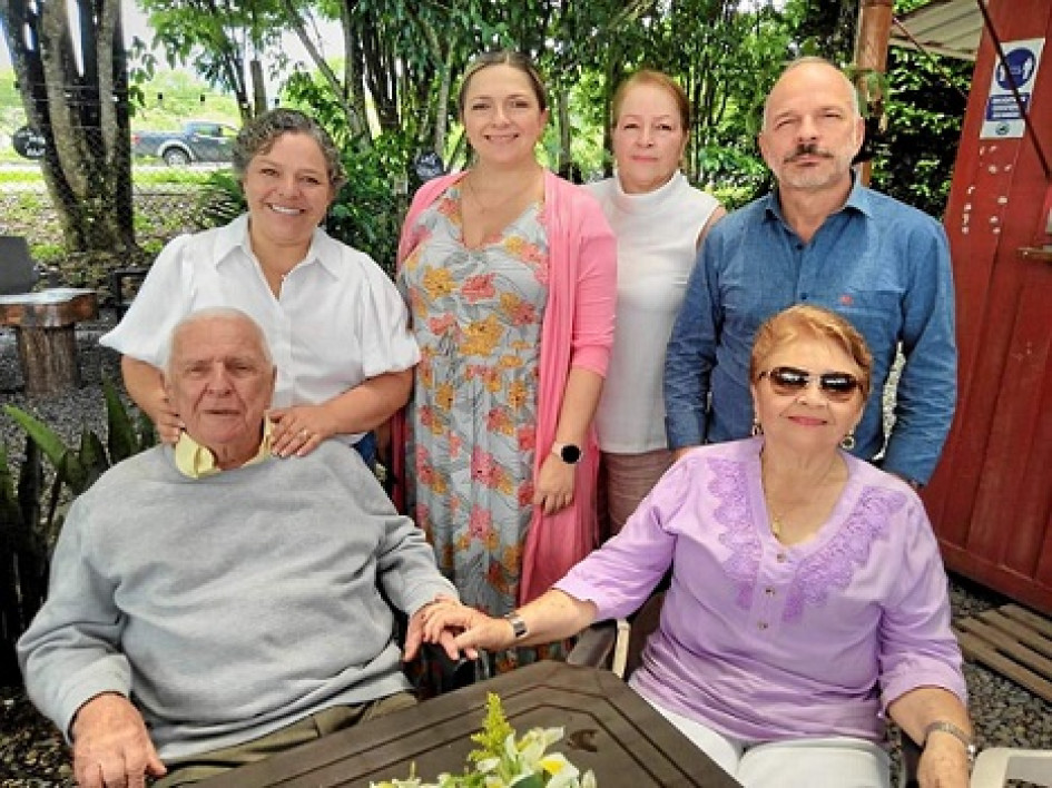 Fotos | Lector | LA PATRIA De pie Valeria Robledo, Paulina Robledo, Nancy Robledo y Gustavo Robledo; sentados don Gustavo Robledo Isaza y Rosa Vázquez de Robledo.