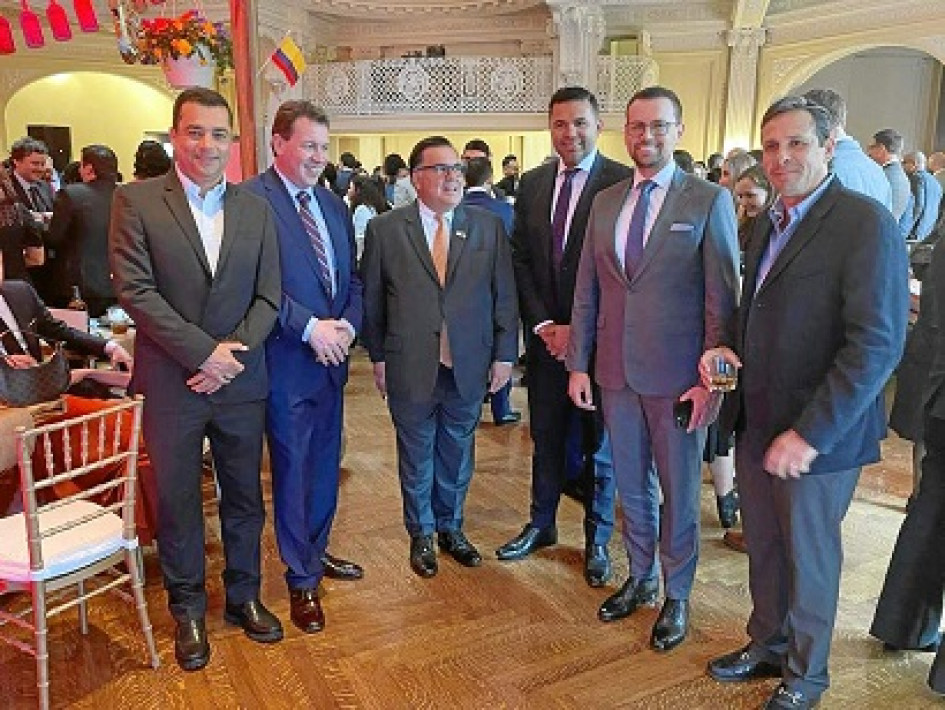 Jorge Vallejo, Bill Burlew, director ejecutivo de USCBP United States Colombia Business Partnership; Francisco Palmieri, encargado de negocios de los Estados Unidos en Colombia; Cesar Vence, ejecutivo del Consejo Empresarial Estados Unidos y Colombia; Luis Carlos Velásquez, Gobernador de Caldas; y Andrés Elías Borrero, Gerente Industria Licorera de Caldas.