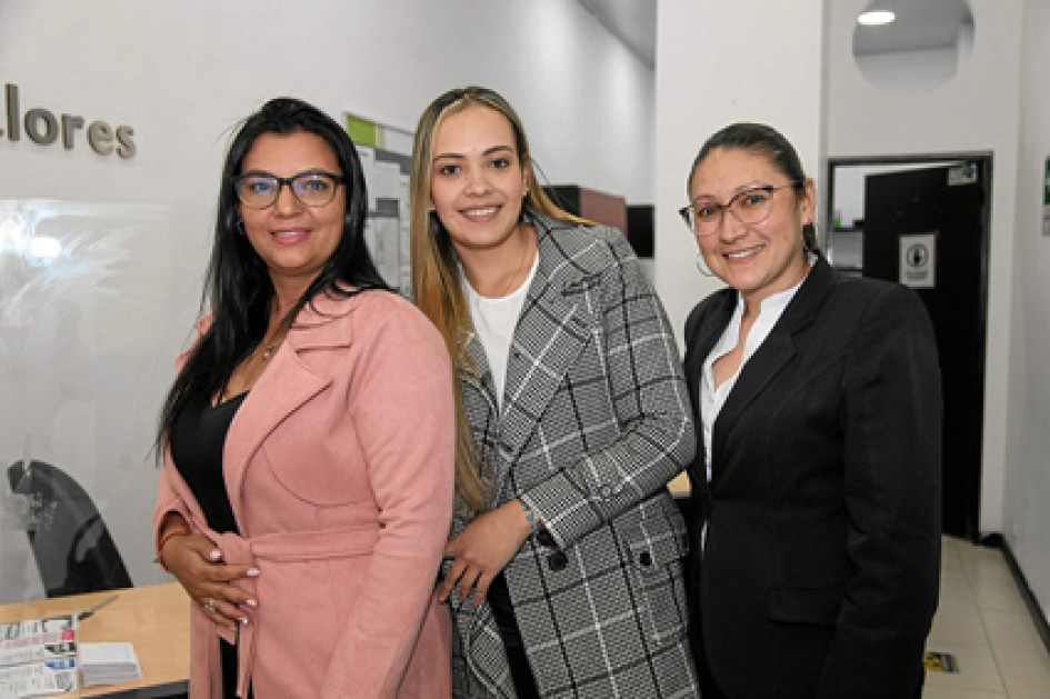 Luz Andrea Arbeláez, Laura Carolina Duque y Marleny Pérez. Funcionarias de Credivalores, durante la celebración del Día de la Mujer.