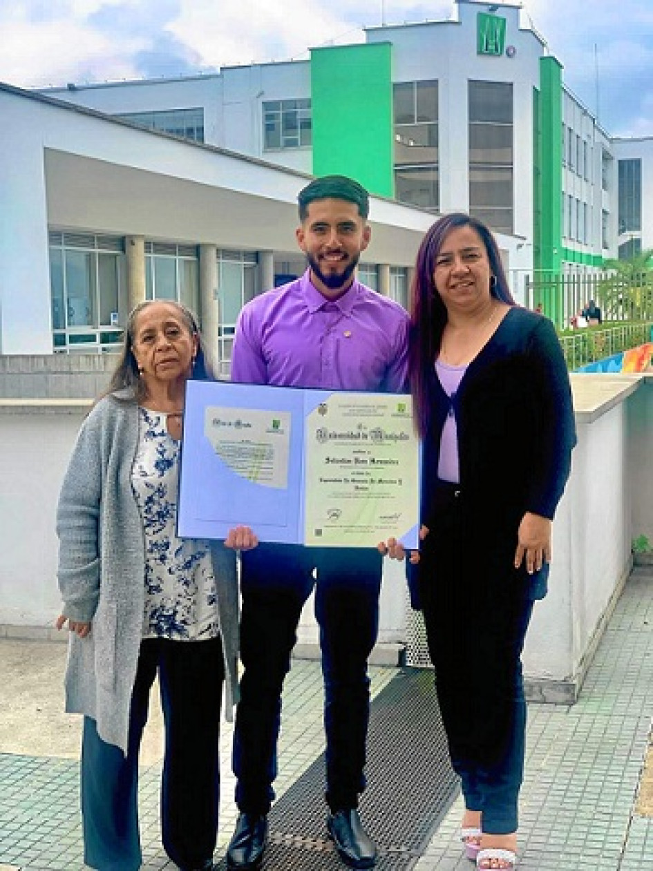 Sebastián Ruiz Hernández obtuvo su título del postgrado en Gerencia de Mercadeo y Ventas. Lo acompañaron su abuela, María Neyda Cañón Sierra; y su madre, Blanca Nidia Hernández Cañón.