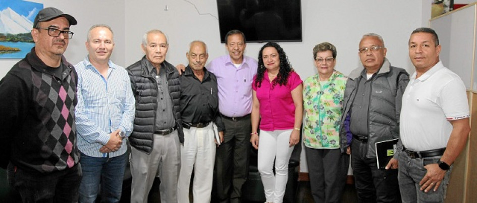 Foto | Argemiro Idárraga | LA PATRIA Leonardo César Hurtado Arias, presidente saliente de la Asociación de Policías Retirados y Pensionados; Carlos Arturo Correa, nuevo presidente; Jorge Arturo Betancur Martínez, vocal; José Dimas Velázquez, tesorero; José Hernán Patiño Gómez, vocal; Diana Lucía Colorado Giraldo, secretaria Asporcal; Luz Marina Bermúdez Salazar, vocal; Luis Carlos Valencia Palacio, fiscal; y Albeiro Gutiérrez Pimienta, vicepresidente. Integrantes de la nueva Junta Directiva de Asporcal para