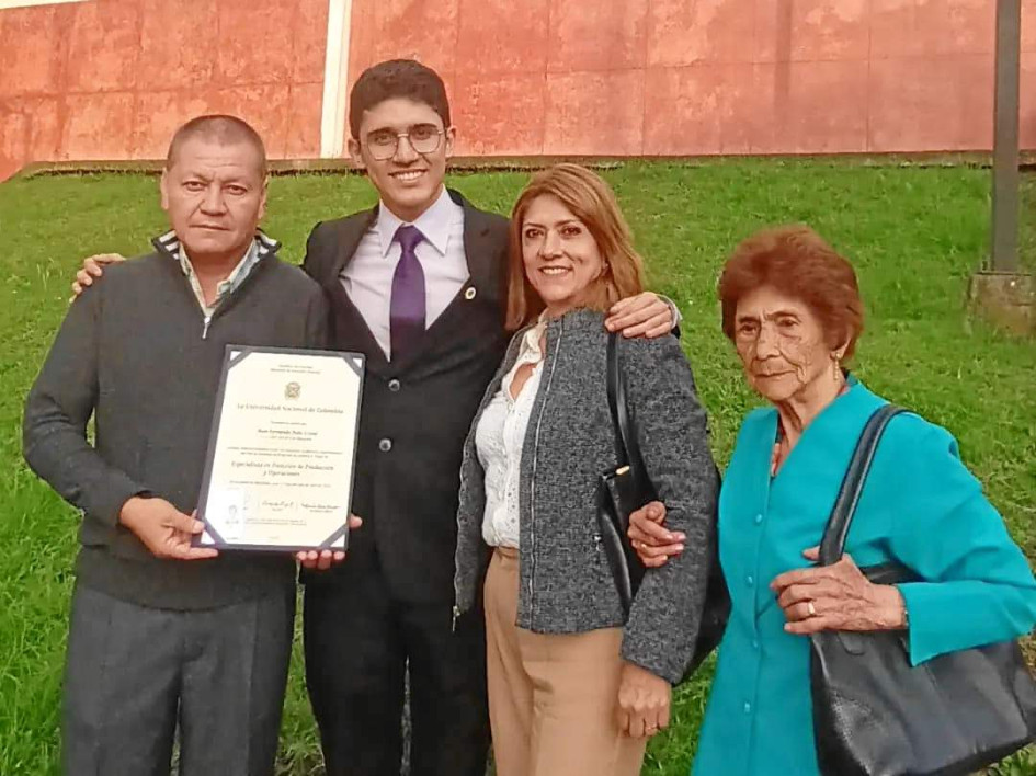 Fotos | Cortesía | LA PATRIA Jhon Fernando Niño recibió su título de la Especialización en Dirección de Producción y Operaciones. Lo acompañan sus padres Jhon Jairo Niño y Alba Lucía Usma Montoya, y su abuela Ofelia Montoya de Usma.