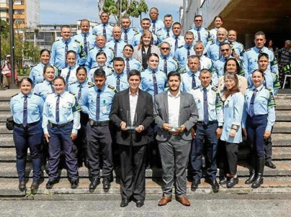 Cristian Mateo Loaiza, secretario de movilidad, junto al cuerpo de agentes de transito.