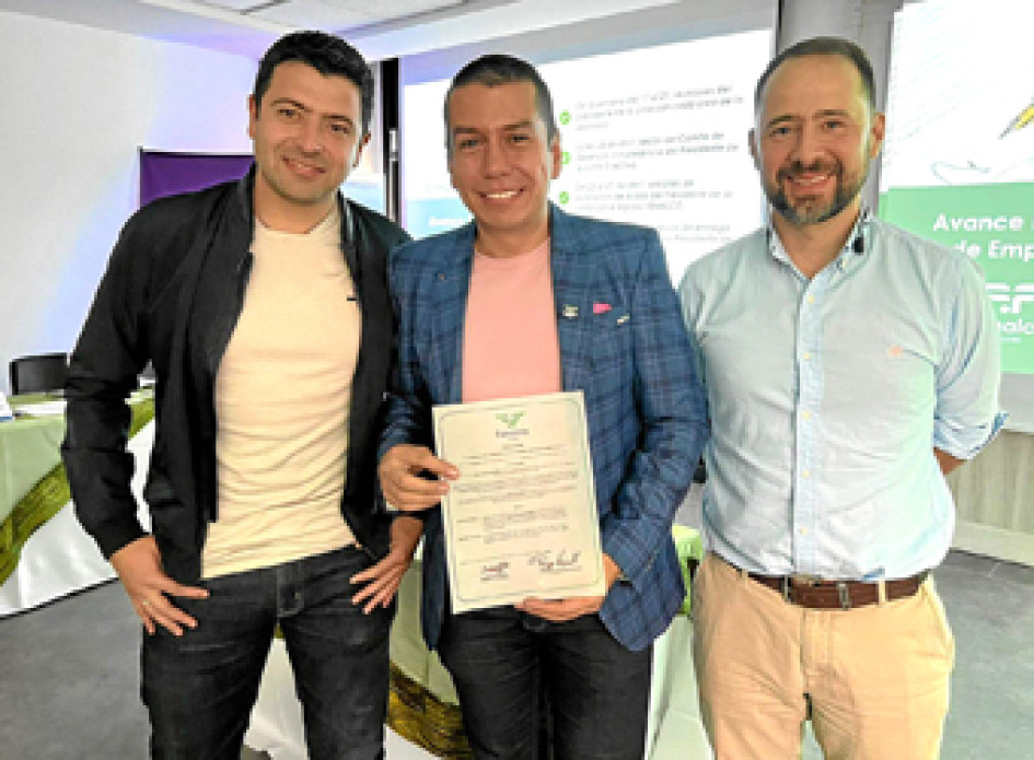 Foto | Cortesía Fenalco | LA PATRIA La Junta Directiva de Fenalco Caldas, realizó en la sesión del mes de abril, un reconocimiento especial a Juan José Silva Serna, director ejecutivo saliente de la entidad, por su aporte al gremio y por los logros alcanzados durante los dos años y cuatro meses que estuvo dirigiendo la Seccional Caldas. En la imagen: Sebastián Díaz Restrepo, presidente de la Junta Directiva; Juan José Silva Serna, director ejecutivo saliente; Felipe Mejía Moreno, vicepresidente de la Junta