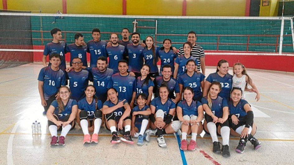 Foto | Cortesía | LA PATRIA El club de Voleyball Racing reúne estudiantes y trabajadores que practican este deporte y el próximo mes competirán en un torneo organizado por el Club Municipal de Voleyball de Pensilvania. En la imagen los jugadores en compañía del entrenador, Juan Sebastián Ramírez González.