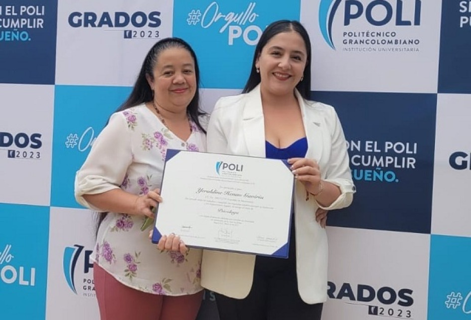 Foto | Cortesía | LA PATRIA Yeraldine Henao Gaviria obtuvo su título como Psicóloga del Politécnico Gran Colombiano, en Bogotá. La acompaña su madre, Luz Nidia Gavira.