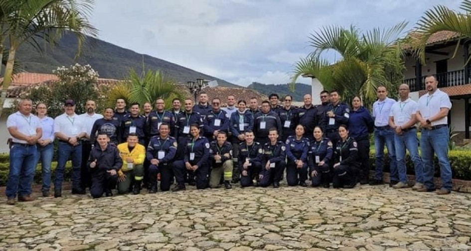 Foto | Cortesía | LA PATRIA Grupo de Bomberos que asistieron a los entrenamientos para fortalecer sus habilidades en la supresión de incendios forestales.