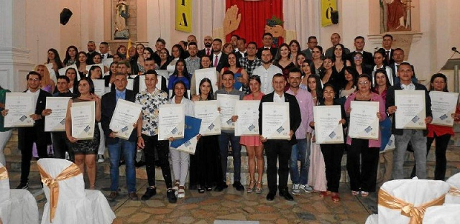 Foto | Cortesía | LA PATRIA ​​​​​​​La Universidad de Caldas, sede Anserma, realizó en el templo Santa Bárbara la ceremonia de graduación de 69 nuevos profesionales en 4 Tecnologías: finanzas, regencia de farmacia, electrónica industrial y producción agroindustrial. El acto fue presidido por el Rector de la universidad, Fabio Hernando Arias, quien felicitó a los nuevos graduandos por el título obtenido y nuevamente se refirió al compromiso de la Universidad para tener su sede en esta población.