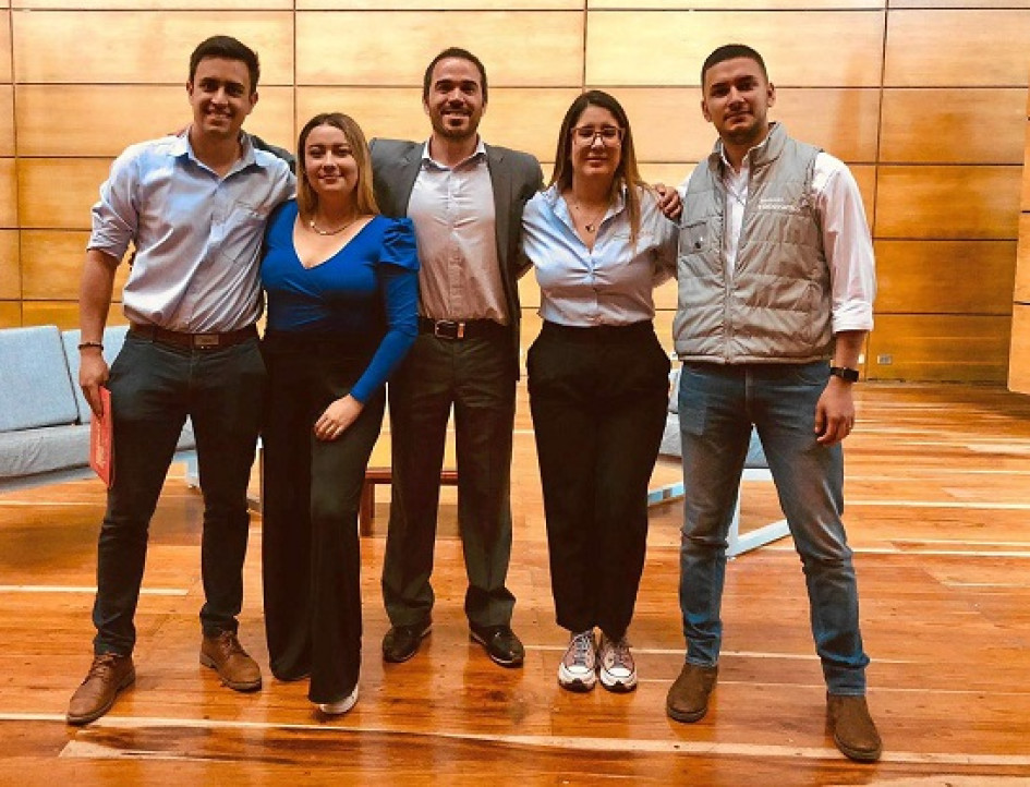 Foto | Cortesía | LA PATRIA Grupo de trabajo de Manizales Cómo Vamos: Mateo Becerra Restrepo, integrante de la línea técnica; Mariana Corredor Lucuara, líder de proyectos sociales; Daniel Hurtado Cano, director; Margarita María Laverde Galvis, líder de comunicaciones; y Gabriel Alfonso Mogollón Rojas, líder técnico del programa.