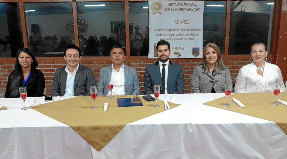 Fotos Cortesía/LA PATRIA Una de las mesas principales estuvo presidida por Paula Andrea Ladino, exdocente del colegio; Julián Andrés García, concejal de Manizales; Jorge Eliécer Rivera Franco, rector del Inem; Fernando Arcila Castellanos, personero de Manizales; Elizabeth Pacheco, secretaria de Educación Municipal, y María Victoria Gutiérrez Castaño, presidente del Sindicato Unidos por la Educación (Supe).