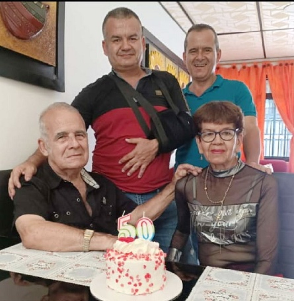 Foto | Henry Giraldo LA PATRIA Álvaro Montoya y Melva Castro llegaron celebraron sus 50 años de vida matrimonial y con ellos festejaron sus hijos Jhon Jairo y Alexánder. La familia es de Manzanares, pero actualmente vive en Armenia.