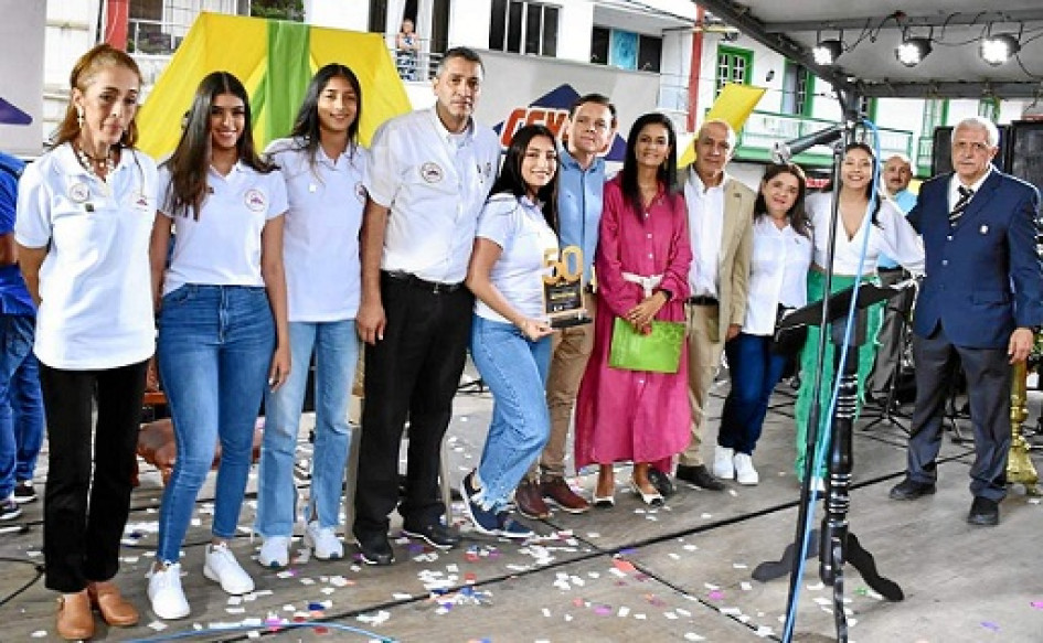 Foto | Cortesía | Cámara de Comercio | LA PATRIA La empresa riosuceña Ceveco S.A.S. celebró sus 50 años de servicios enfocados al bienestar, desarrollo y la transformación de la región por medio de la venta de muebles, electrodomésticos y tecnología. La Cámara de Comercio de Manizales por Caldas le entregó un reconocimiento por sus cinco décadas de labores. En la imagen: Miryam Yudy Echeverri Aubad, Juanita Echeverri, María Paz Echeverri, David Echeverri Aubad, gerente comercial y representante legal de Cev