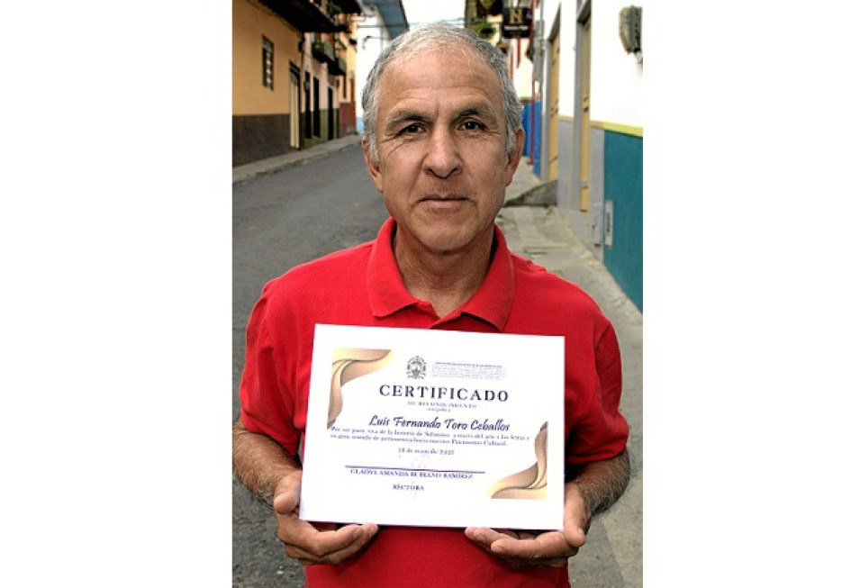 Foto | Luis Fernando Rodríguez García | LA PATRIA Fernando Toro Ceballos recibió un reconocimiento de la Institución Educativa Pío XII de Salamina por ser parte viva de la historia de este municipio caldense a través del arte, las letras y su gran sentido de pertenencia hacia el patrimonio cultural de su tierra natal.