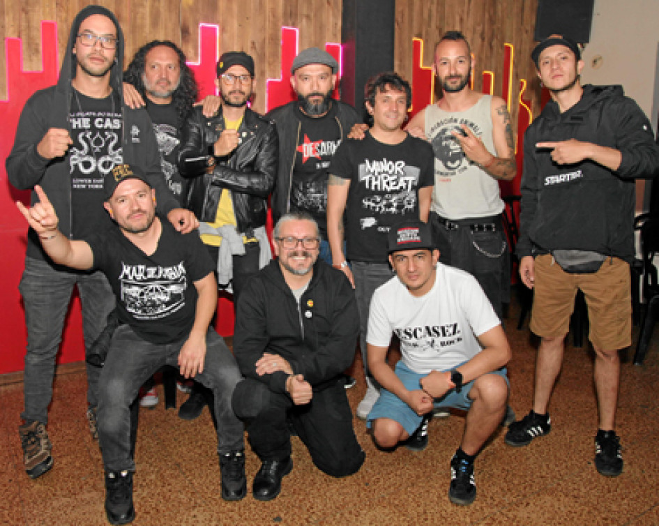 Foto | Argemiro Idárraga | LA PATRIA Desarme, banda bogotana de punk rock, celebró sus 30 años de vida artística en Atardeceres de Chipre. Se presentó  junto a Los Zánganos. Mario Suárez, Diego León, Raúl Casas, Juan Gómez, Julián Aranguren, Jorge Marulanda y Pablo Bernal. Abajo: Andrés Murcia, Daniel Mora y Juanma Sandoval.