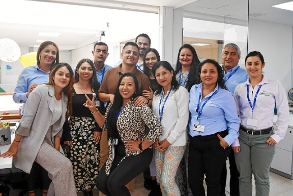 William David Patiño Arias festejó su cumpleaños con sus compañeros de trabajo de Finanfuturo.