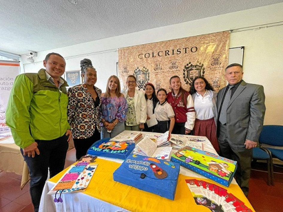 Foto | Cortesía | LA PATRIA Carlos Mario Marín, alcalde de Manizales; Aurora Vergara, Ministra de Educación; Elizabeth Pacheco, secretaria de educación; Liliana Marin Serna, coordinadora del Colegio de Cristo; Laura Isabel Gutiérrez Gomez de grado 6.2, Sharith Nicolle Bernal Hernández de grado 6.2, Laura Sofía Ocampo Jaramillo de grado 11.2, Alejandra Gómez Piedrahíta del grado 10.1 y el hermano marista y rector del colegio de Cristo, Antidio Bolivar Enriquez Oviedo.