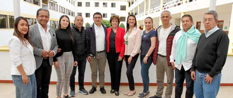 Foto | Argemiro Idárraga | LA PATRIA El colegio Seminario Redentorista en sus sesenta años bajo el eslogan: La educación no es un oficio sino una vocación, se reunió con comunicadores de la ciudad y egresados de la institución para dar a conocer su labor durante estas seis décadas. En la imagen: Diana Londoño Morales, Fabián Giraldo Trejos, Paula Giraldo Bedoya, Édison Castañeda García, José Antonio Rincón Ochoa, rector Seminario Redentorista; Luz Marina Grisales González, coordinadora académica; Lina María