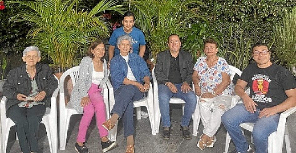 Foto | Lector | LA PATRIA Ayda Nora Ossa fue la ganadora del concurso Serenata Día de Madres que organizó LA PATRIA y su familia hizo llegar un mensaje de agradecimiento al periódico tras recibir el premio. "Queremos agradecer a LA PATRIA por tan excelente regalo a mi mamá. El señor Fernando (el músico) es una gran persona, canta espectacular y tiene un repertorio muy amplio. Mi familia y yo disfrutamos mucho de tan maravillosa sorpresa. Les agradecemos muchísimo". En la imagen: Enith Ossa, Nidia Ossa, Ayda