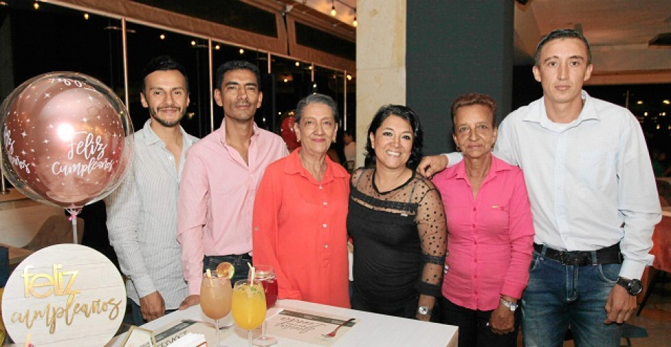 Foto | Argemiro Idárraga | LA PATRIA Susana Calle Parra cenó en el restaurante La Azotea para celebrar su cumpleaños. La acompañan: Jhon Parra García, Diego Alejandro Cardona, Susana, Luisa Fernanda Cardona, Rosalba Taborda y Wilman Cardona.