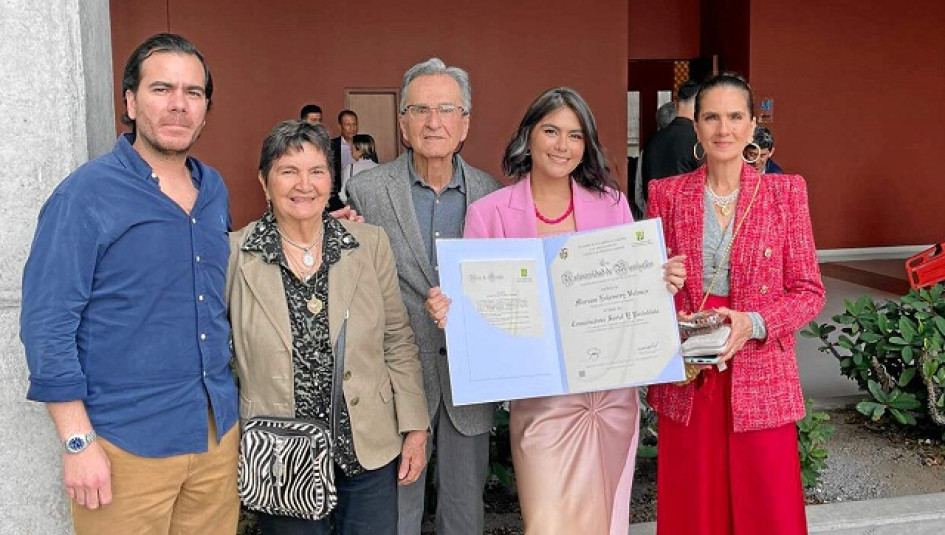 Fotos | Cortesía | LA PATRIA Mariana Echeverry recibió su título como Comunicadora Social y Periodista. En la foto está junto a sus familiares Sebastián Echeverry, Consuelo Díaz, Héctor Velasco y Angélica Velasco.