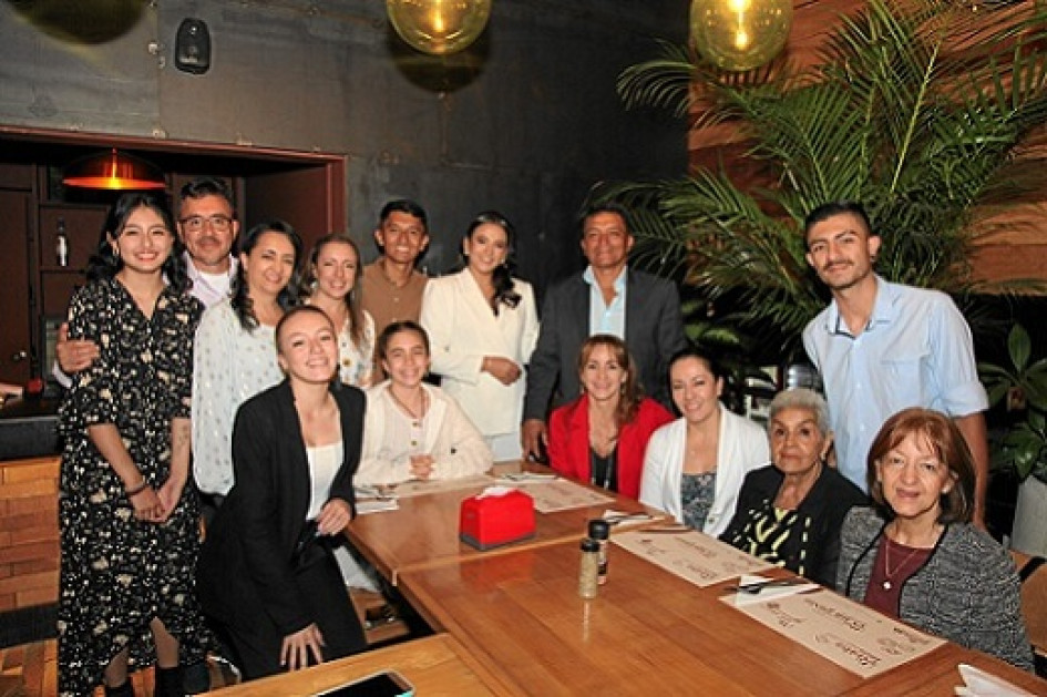 Foto| Argemiro Idárraga| LA PATRIA Arriba: Salomé Escobar, William Nuñez, Ángela Cárdenas, Carolina Cárdenas, Luis Fernando Trejos, Sara Isabel Quintero, Martín Quintero y Felipe Escobar. Abajo: Diana Sofía Quintero,Violeta Silva, Olga Cárdenas, Adriana Cárdenas, Luz Marina Osorio y Olga Correa.